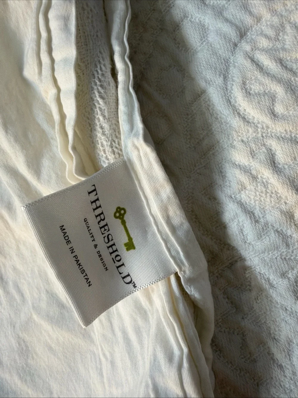 Threshold pillowcases Elegant White Quilted Floral Medallion Stitching king 2